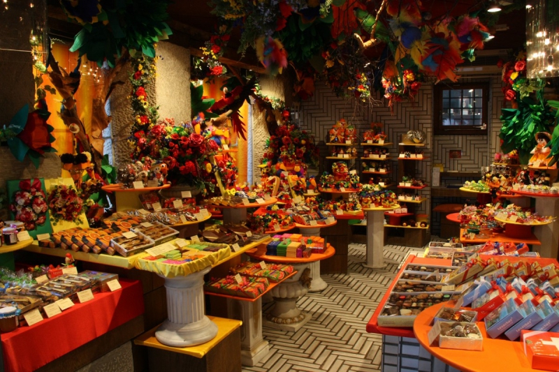 vitrine-BRENON-min_candy_store_chocolate_shop_chocolate_switzerland-393515